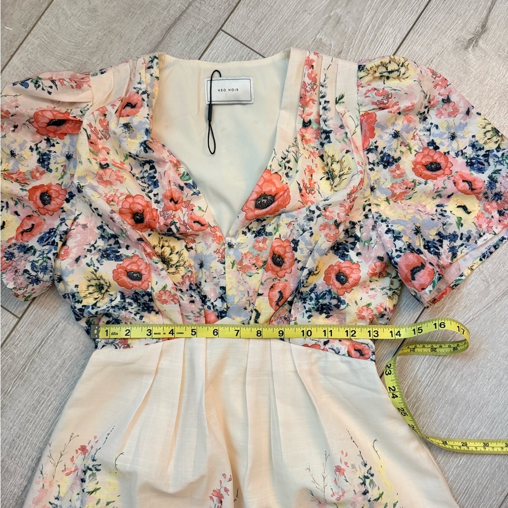 Elegant Nordic Floral Dress with V-Neck - Picture 5 of 6